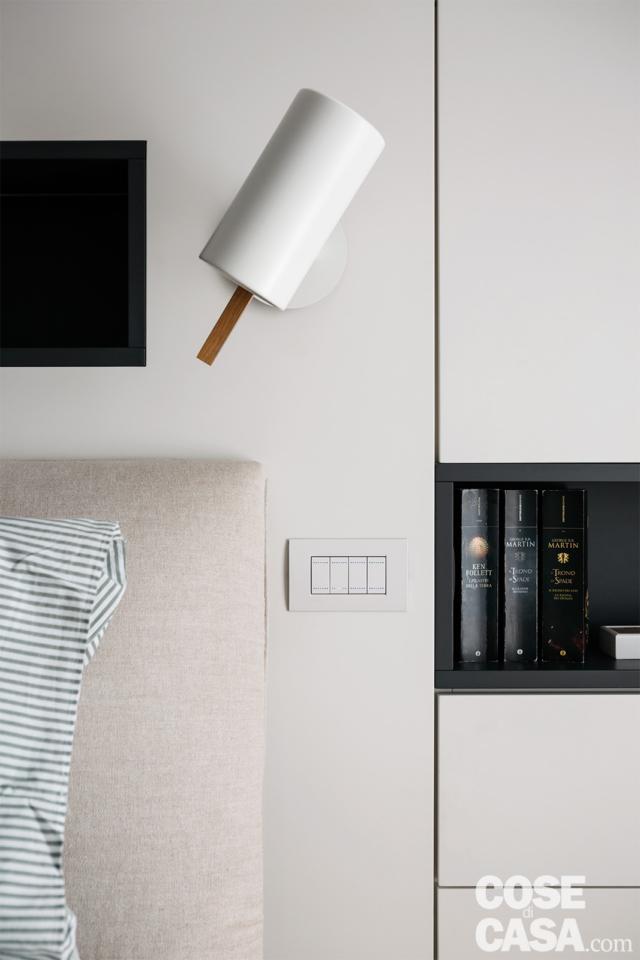 dettaglio applique di fianco al letto al piano superiore nel sottotetto di 125 mq dettaglio applique di fianco al letto al piano superiore nel sottotetto di 125 mq