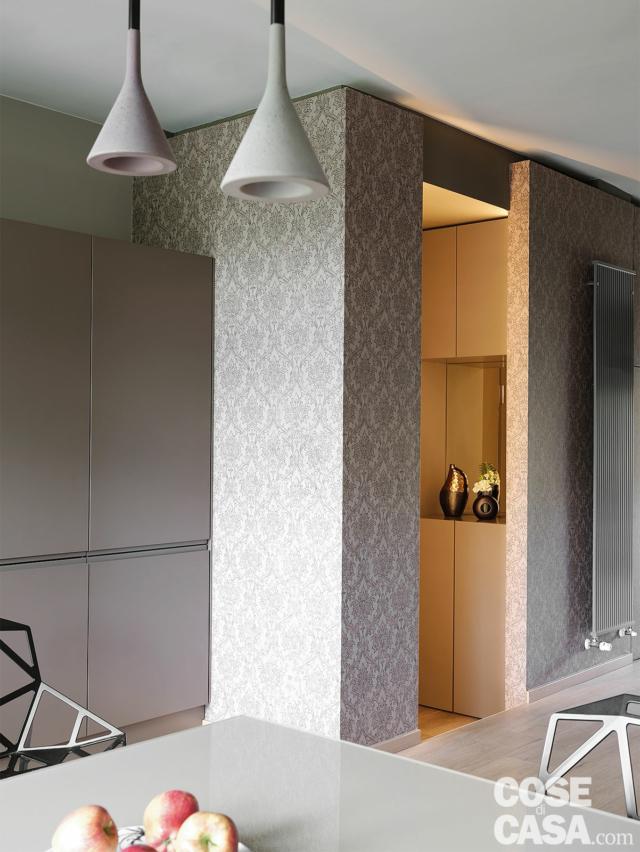 zona pranzo, dettaglio tavolo, lampade a sospensione, ingresso, rivestimento in carta da parati grigia zona pranzo, dettaglio tavolo, lampade a sospensione, ingresso, rivestimento in carta da parati grigia