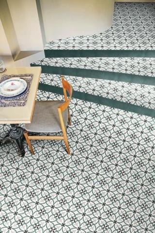 Il pavimento è della Collezione D_Segni Colore di Marazzi, in gres colorato formato 20x20 cm. www.marazzi.it Il pavimento è della Collezione D_Segni Colore di Marazzi, in gres colorato formato 20x20 cm. www.marazzi.it
