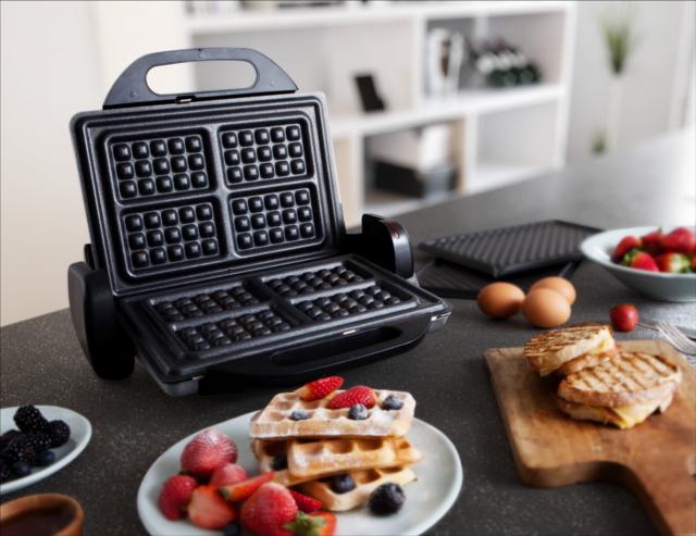 Il grill HD4467/90 di Philips può essere utilizzato con il coperchio chiuso, totalmente aperto o in posizione gratin, per preparare tanti piatti diversi. Con potenza di 2.000 watt, può essere regolato su temperature da 70 °C a 230 ° C e ha griglie con rivestimento antiaderente che impedisce ai residui di cibo di attaccarsi. Misura L 40,5 x P 31,5 x H 28 cm. Prezzo 104,99 euro. www.philips.it Il grill HD4467/90 di Philips può essere utilizzato con il coperchio chiuso, totalmente aperto o in posizione gratin, per preparare tanti piatti diversi. Con potenza di 2.000 watt, può essere regolato su temperature da 70 °C a 230 ° C e ha griglie con rivestimento antiaderente che impedisce ai residui di cibo di attaccarsi. Misura L 40,5 x P 31,5 x H 28 cm. Prezzo 104,99 euro. www.philips.it