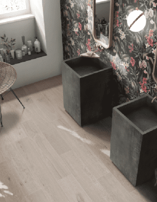 maxi lastre a parete da L 120 x H 240 cm Wide&Style Tropicana di ABK sono abbinate a pavimento a piastrelle effetto legno Crossroad Wood Tan maxi lastre a parete da L 120 x H 240 cm Wide&Style Tropicana di ABK sono abbinate a pavimento a piastrelle effetto legno Crossroad Wood Tan