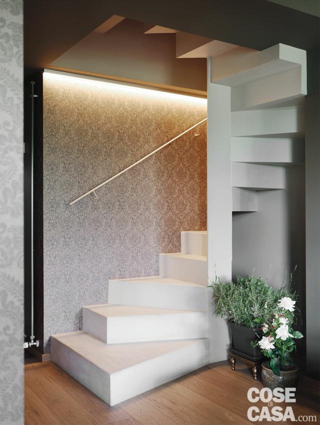 scala elicoidale, corrimano in acciaio, pareti rivestite con tappezzeria, pavimento in parquet scala elicoidale, corrimano in acciaio, pareti rivestite con tappezzeria, pavimento in parquet