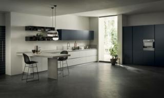 cucina componibile con penisola DeLinea Round di Scavolini con ante basi grigio e pensili blu cucina componibile con penisola DeLinea Round di Scavolini con ante basi grigio e pensili blu