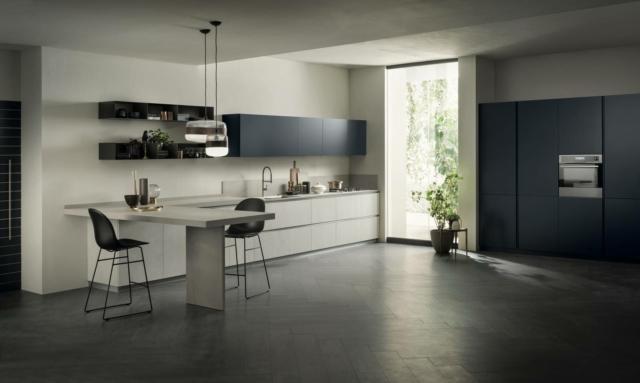 cucina componibile con penisola DeLinea Round di Scavolini con ante basi grigio e pensili blu cucina componibile con penisola DeLinea Round di Scavolini con ante basi grigio e pensili blu