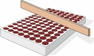 1. Riempire ogni contenitore con terra fino all’orlo e livellare con un’asse di legno 1. Riempire ogni contenitore con terra fino all’orlo e livellare con un’asse di legno
