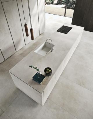 cucina bianca Way di Snaidero con ante e piano in ceramica LAMINAM 12 mm grigio cucina bianca Way di Snaidero con ante e piano in ceramica LAMINAM 12 mm grigio