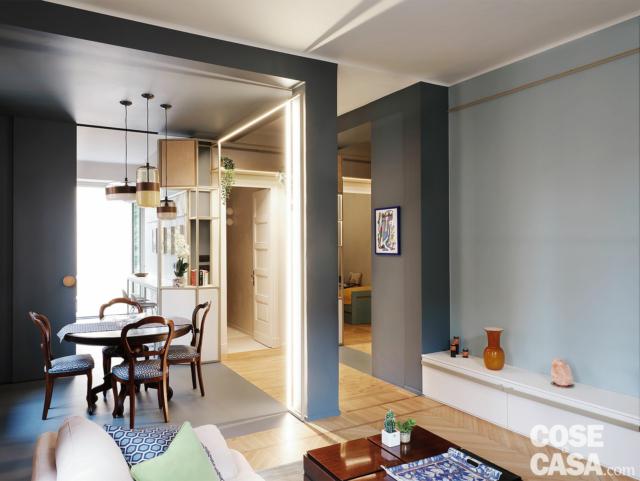 zona pranzo, tavolo rotondo, sedie classiche, lampade a sospensione, controsoffitto, cornice illuminata a led zona pranzo, tavolo rotondo, sedie classiche, lampade a sospensione, controsoffitto, cornice illuminata a led
