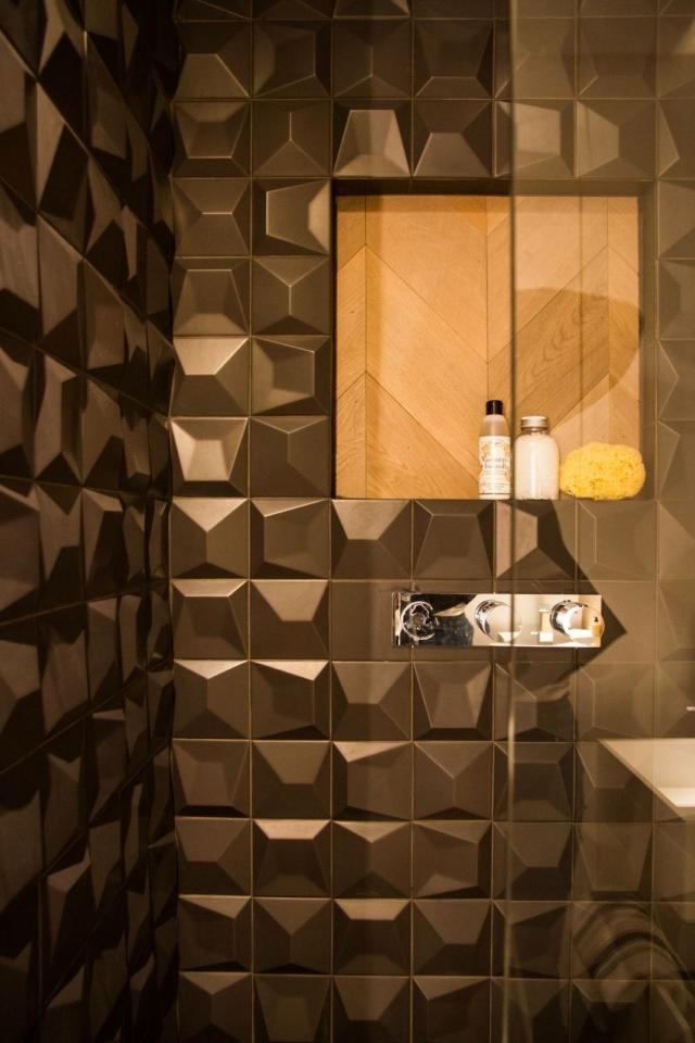 Sotto al soppalco trovano posto il bagno e la cucina a vista Sotto al soppalco trovano posto il bagno e la cucina a vista