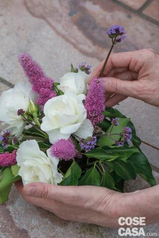 7. Completare inserendo Achillea millefolium e Verbena bonariensis tra le rose e la spirea per donare un tocco di leggerezza; per richiamare e sottolineare le tonalità rosate dei fiori, si possono inserire rametti di Lysimachia. Attendere qualche minuto e fare ruotare ogni coppetta, osservarla per verificare la buona distribuzione
di rose, fiori e foglie: non devono esserci vuoti e il peso ottico dei vari elementi deve risultare calibrato.