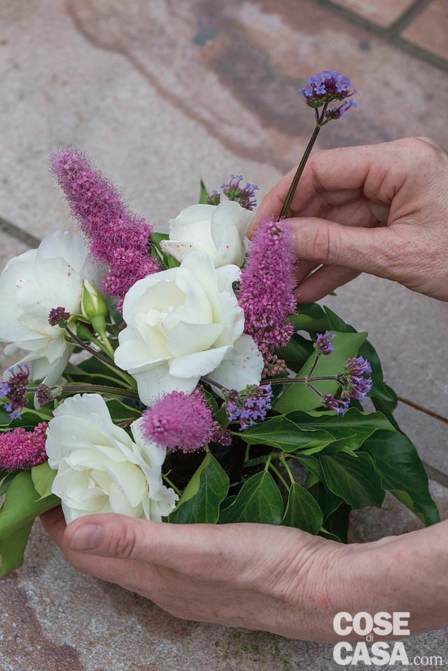 allestire la tavola estiva - inserire la verbena nella spugna allestire la tavola estiva - inserire la verbena nella spugna