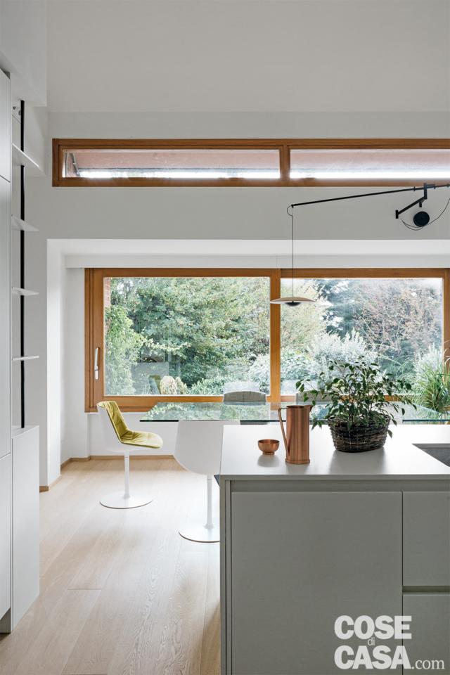 vista della zona pranzo dalla cucina open nel sottotetto di 125 mq vista della zona pranzo dalla cucina open nel sottotetto di 125 mq