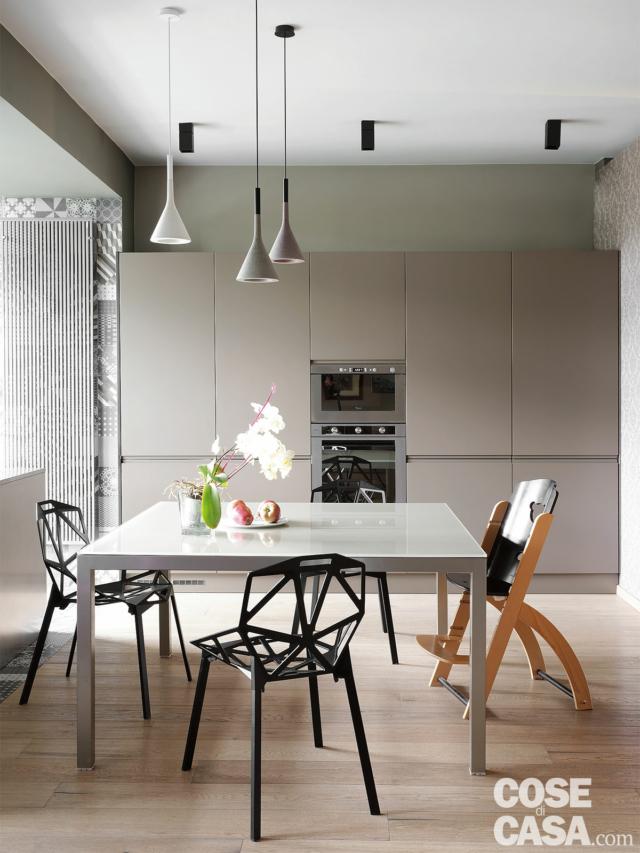 zona pranzo, sedie di design, seduta ergonomica, tavolo con piano in vetro, lampade a sospensione coniche, faretti zona pranzo, sedie di design, seduta ergonomica, tavolo con piano in vetro, lampade a sospensione coniche, faretti