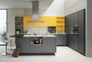 cucina con pensili colorati giallo girasole laccato lucido modello Oyster di Veneta Cucine cucina con pensili colorati giallo girasole laccato lucido modello Oyster di Veneta Cucine