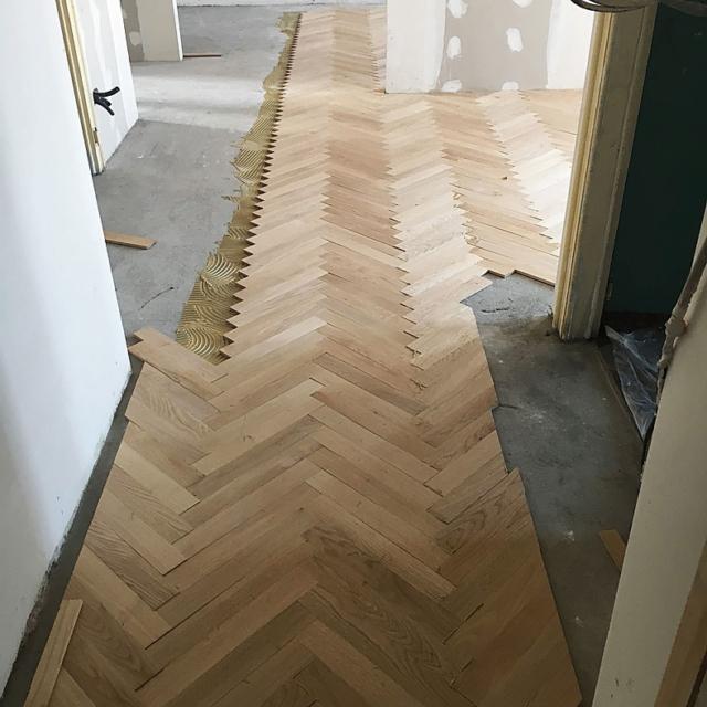 parquet in rovere a spina di pesce all'italiana, operazioni di posa parquet in rovere a spina di pesce all'italiana, operazioni di posa