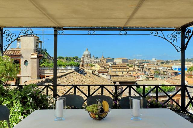 Tavola in terrazza vista Roma Tavola in terrazza vista Roma