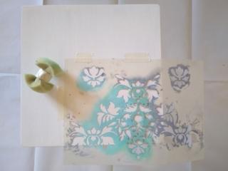 Per i decori con gli stencil, fissate le mascherine con il nastro carta (Foto 5)