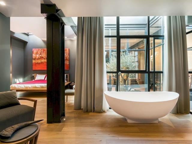 Open space con letto matrimoniale e vasca da bagno Open space con letto matrimoniale e vasca da bagno