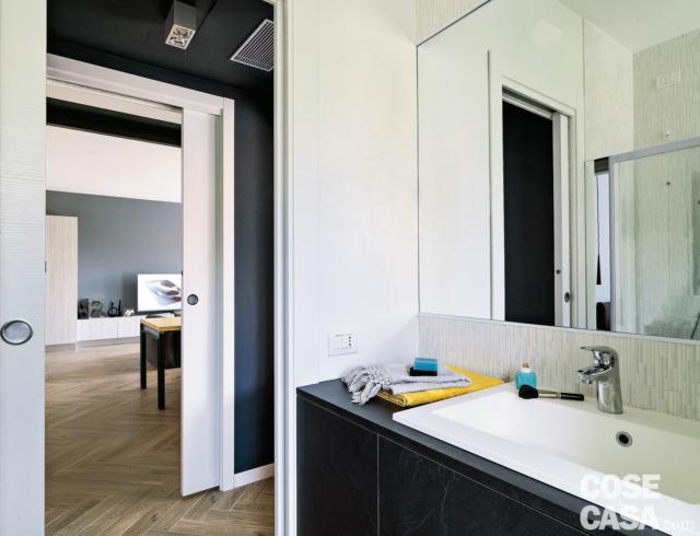 nuovo miniappartamento, porte scorrevoli, disimpegno, bagno, mobile lavabo, miscelatore, specchio nuovo miniappartamento, porte scorrevoli, disimpegno, bagno, mobile lavabo, miscelatore, specchio