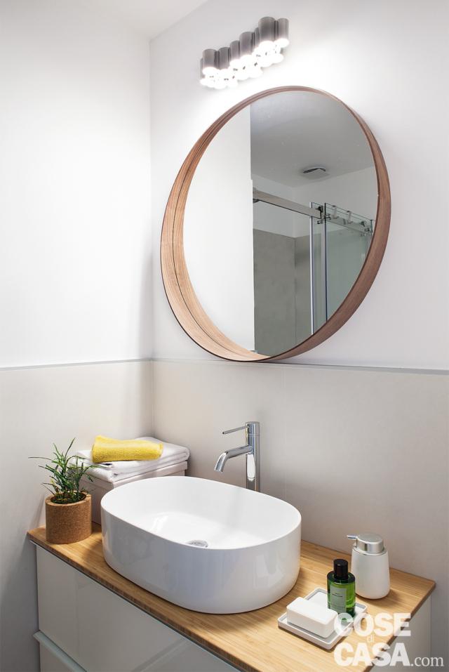 bilocale mini, bagno, mobile, lavabo da appoggio ovale, miscelatore, specchio, faretti bilocale mini, bagno, mobile, lavabo da appoggio ovale, miscelatore, specchio, faretti
