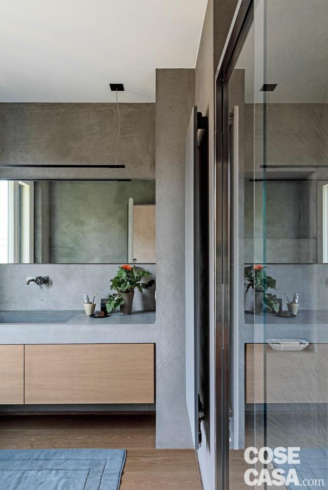 bagno, rivestimenti in resina grigia, piano sospeso, faretti incassati, doccia vetrata, radiatore a piastra bagno, rivestimenti in resina grigia, piano sospeso, faretti incassati, doccia vetrata, radiatore a piastra