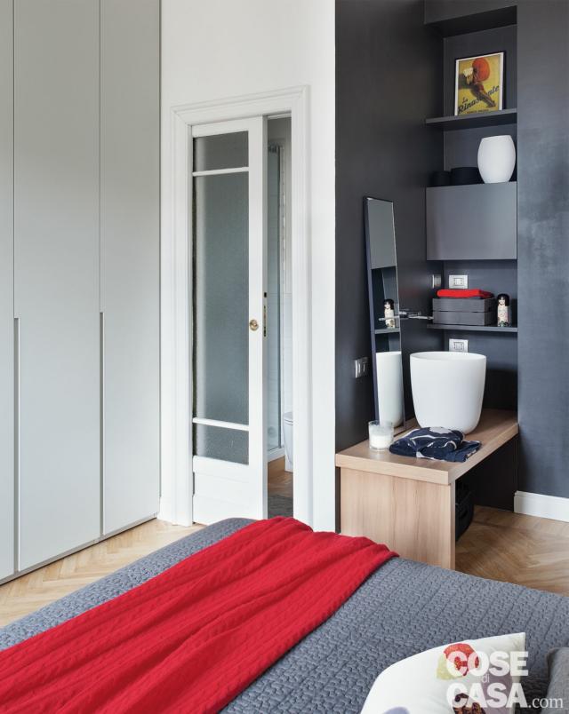 bilocale aperto, camera matrimoniale, porta scorrevole in legno e vetro, angolo con lavamani e nicchia, dettaglio letto, armadio in laccato bianco bilocale aperto, camera matrimoniale, porta scorrevole in legno e vetro, angolo con lavamani e nicchia, dettaglio letto, armadio in laccato bianco