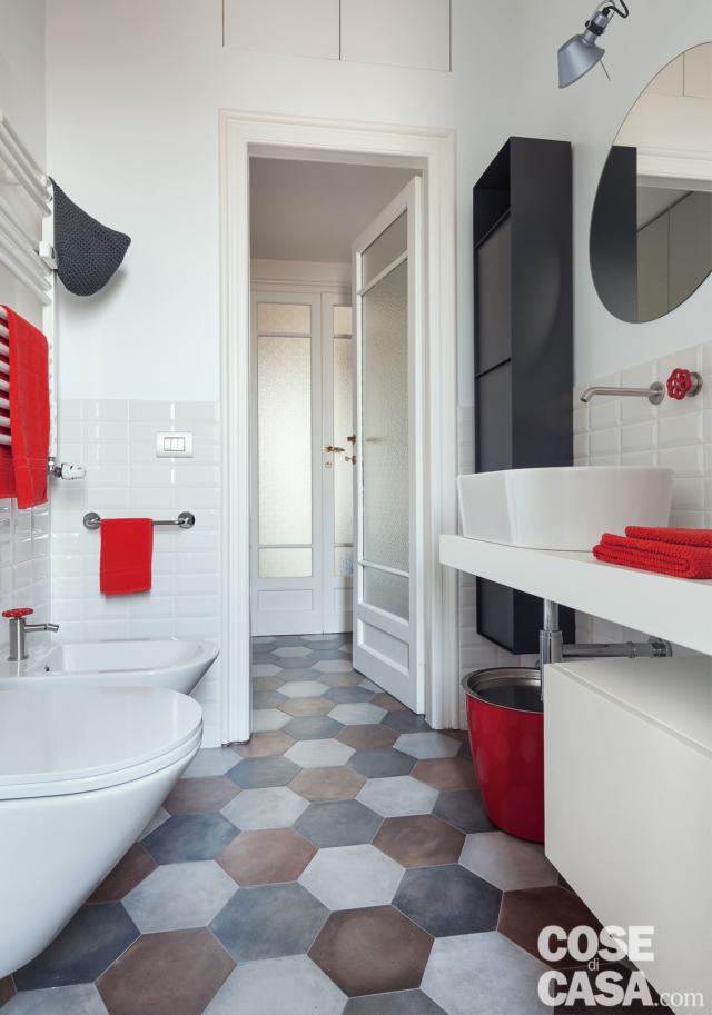 bagno, piastrelle esagonali, porta in legno e vetro, sanitari sospesi, piano con il lavabo da appoggio, specchio, applique, scaldasalviette bagno, piastrelle esagonali, porta in legno e vetro, sanitari sospesi, piano con il lavabo da appoggio, specchio, applique, scaldasalviette