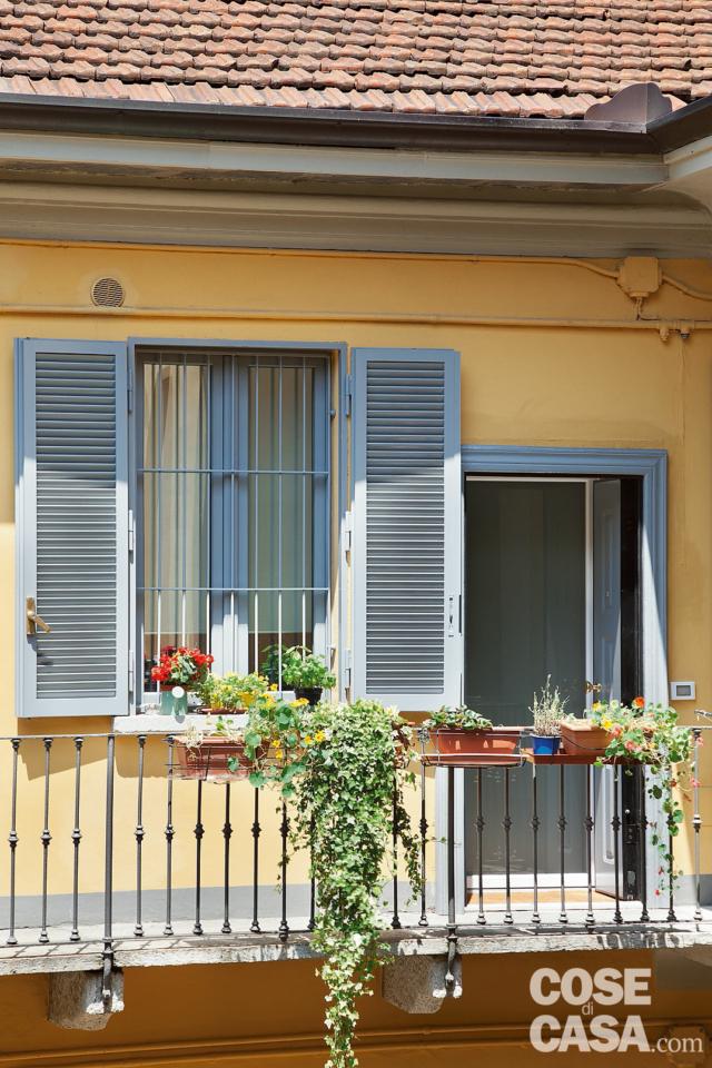 casa di ringhiera, ballatoio, ingresso, finestra, tetto, facciata tinteggiata di giallo casa di ringhiera, ballatoio, ingresso, finestra, tetto, facciata tinteggiata di giallo