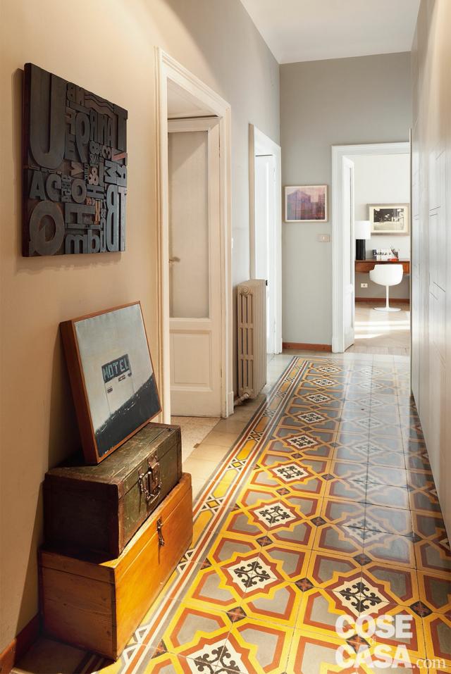 Corridoio, pavimento in cementine, porte in legno laccato bianco e vetro, bauli, radiatore in ghisa Corridoio, pavimento in cementine, porte in legno laccato bianco e vetro, bauli, radiatore in ghisa