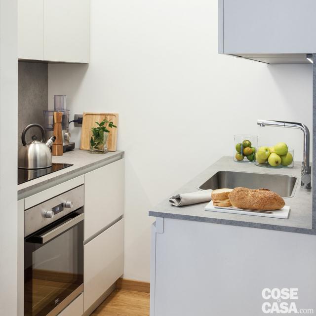 cucina, zona cottura con forno e piano a induzione, bollitore, lavello, pensili cucina, zona cottura con forno e piano a induzione, bollitore, lavello, pensili