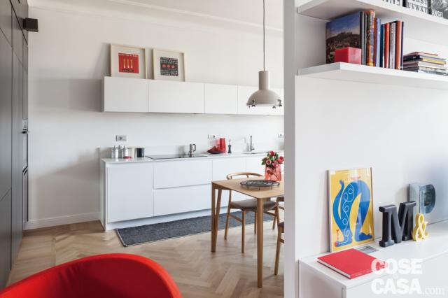bilocale aperto, cucina, composizione in laccato bianco, zona lavaggio, pensili, tavolo, lampada industrial, quinta bilocale aperto, cucina, composizione in laccato bianco, zona lavaggio, pensili, tavolo, lampada industrial, quinta