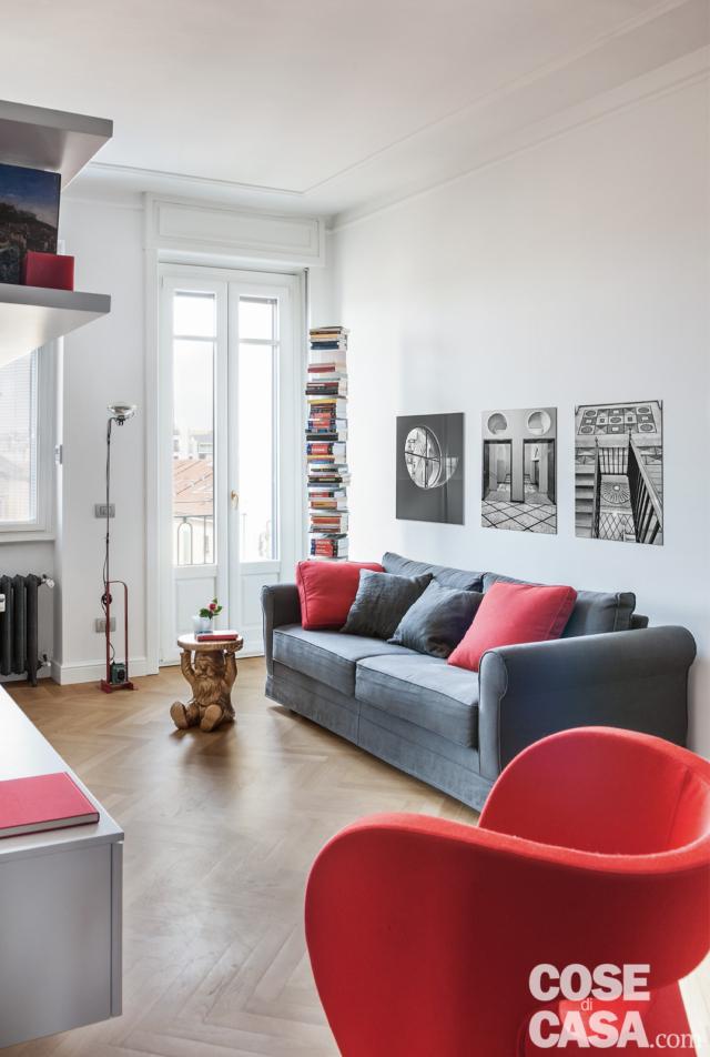bilocale aperto, soggiorno, divano, poltroncina rossa, portafinestra, colonna portacd, lampada da terra, rivestimento in parquet bilocale aperto, soggiorno, divano, poltroncina rossa, portafinestra, colonna portacd, lampada da terra, rivestimento in parquet