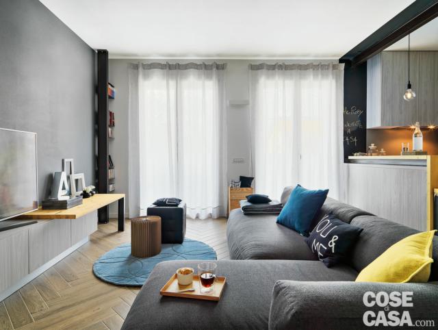 nuovo miniappartamento, zona conversazione, divano, tappeto ovale, panca tv, portefinestre, pavimento in gres effetto parquet nuovo miniappartamento, zona conversazione, divano, tappeto ovale, panca tv, portefinestre, pavimento in gres effetto parquet