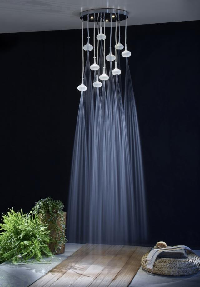 soffione da soffitto Melograno di Fima Carlo Frattini è composto di dieci sfere satinate in vetro soffiato che fluttuano sospese a diverse altezze tramite tubi in silicone rivestiti da una maglia di acciaio soffione da soffitto Melograno di Fima Carlo Frattini è composto di dieci sfere satinate in vetro soffiato che fluttuano sospese a diverse altezze tramite tubi in silicone rivestiti da una maglia di acciaio