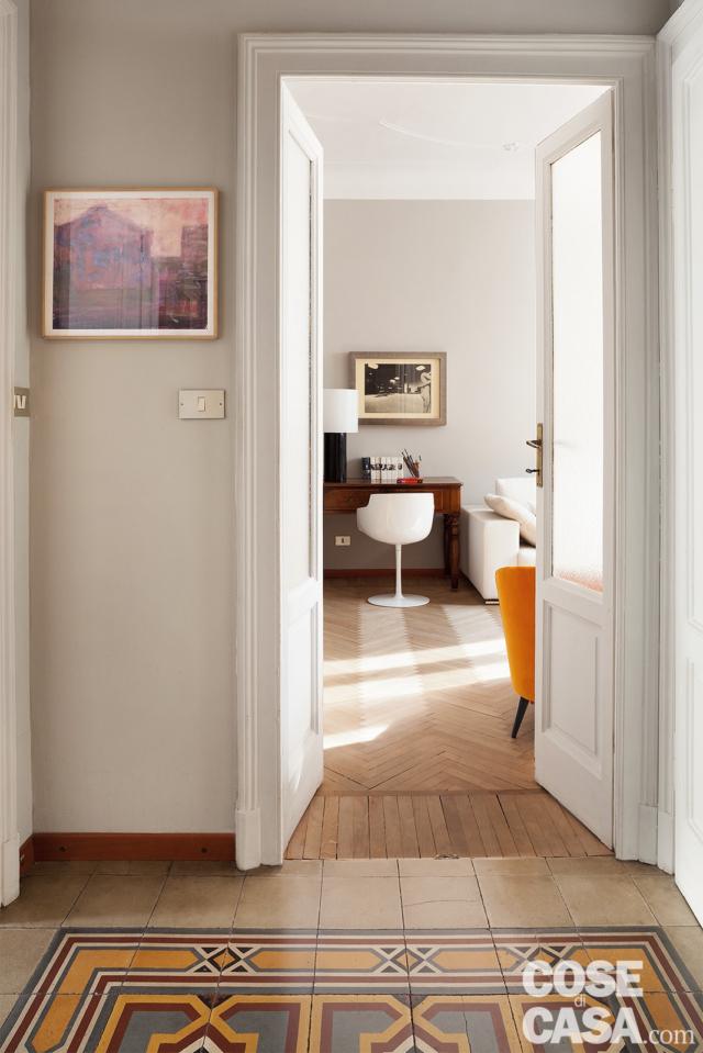 bilocale tradizionale, ingresso, corridoio, porta in legno e vetro, pavimento in cementine bilocale tradizionale, ingresso, corridoio, porta in legno e vetro, pavimento in cementine
