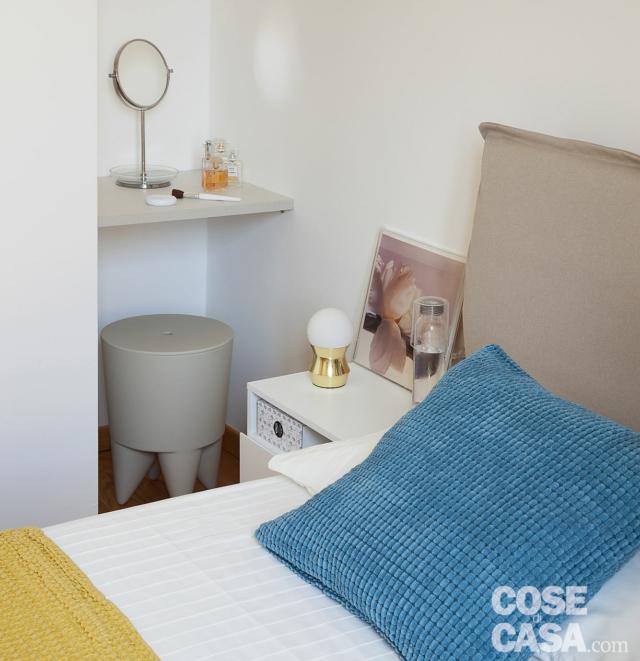 camera da letto, dettaglio, letto, cuscino azzurro, comodino, lampada da tavolo, nicchia, mensola, sgabello camera da letto, dettaglio, letto, cuscino azzurro, comodino, lampada da tavolo, nicchia, mensola, sgabello