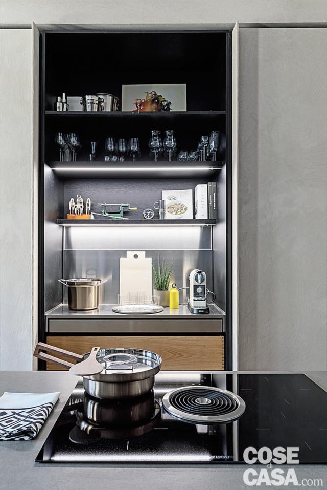 cucina, dettaglio, piano cottura a induzione, piano di lavoro chiuso da ante in laccato grigio cucina, dettaglio, piano cottura a induzione, piano di lavoro chiuso da ante in laccato grigio