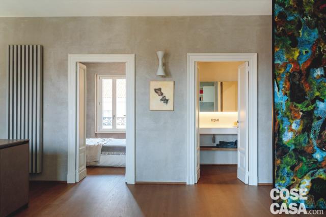 zona giorno, porte del bagno e della camera, radiatore verticale, applique, pavimento in parquet zona giorno, porte del bagno e della camera, radiatore verticale, applique, pavimento in parquet