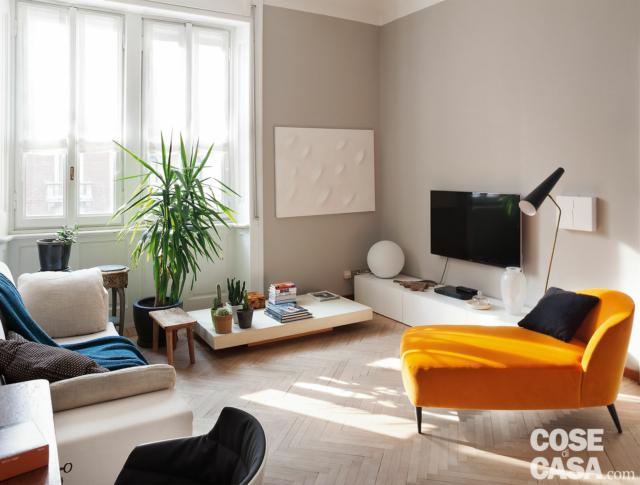 bilocale, soggiorno, finestre, zona tv, chaise-longue arancione, divano, coffee table, parete color tortora, pavimento in parquet a spina di pesce bilocale, soggiorno, finestre, zona tv, chaise-longue arancione, divano, coffee table, parete color tortora, pavimento in parquet a spina di pesce