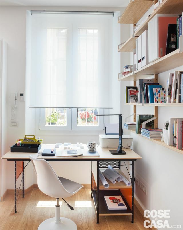 bilocale, finestra, tenda a rullo, postazione studio, scrivania, sedia girevole, ripiani bilocale, finestra, tenda a rullo, postazione studio, scrivania, sedia girevole, ripiani