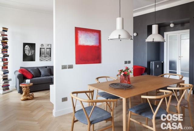 bilocale aperto, zona giorno, quinta divisoria, tavolo da pranzo, lampade a sospensione industrial, parquet in rovere con posa a spina di pesce bilocale aperto, zona giorno, quinta divisoria, tavolo da pranzo, lampade a sospensione industrial, parquet in rovere con posa a spina di pesce