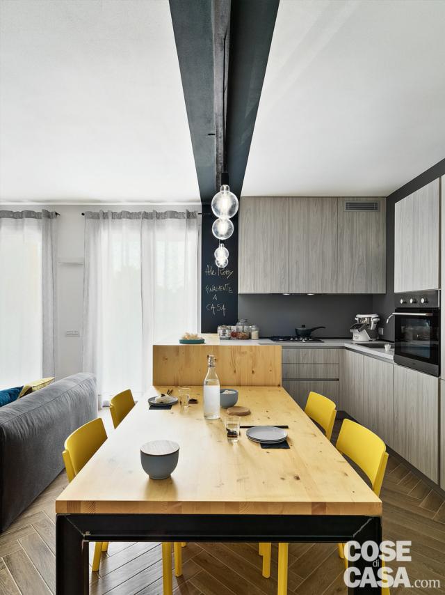 zona pranzo, tavolo, sedie gialle, lampade a sospensione, cucina in laminato grigio, colonna forno zona pranzo, tavolo, sedie gialle, lampade a sospensione, cucina in laminato grigio, colonna forno