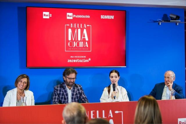 Conferenza stampa di presentazione del programma TV “Nella MIA cucina - Una ricetta con Cracco” tenutasi presso la sede Rai Pubblicità, oggi 12 settembre. Da sinistra verso destra: Fabiana Scavolini (Amministratore Delegato Scavolini), Carlo Cracco, Camihawke e Antonio Marano (Presidente Rai Pubblicità) Conferenza stampa di presentazione del programma TV “Nella MIA cucina - Una ricetta con Cracco” tenutasi presso la sede Rai Pubblicità, oggi 12 settembre. Da sinistra verso destra: Fabiana Scavolini (Amministratore Delegato Scavolini), Carlo Cracco, Camihawke e Antonio Marano (Presidente Rai Pubblicità)
