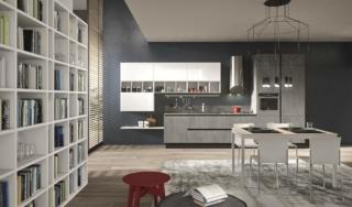 Grés Pietra di Savoia per le ante e il piano cucina grigia bijou aran Cucine con moduli a giorno bianco opaco e libreria in pet bianco opaco Grés Pietra di Savoia per le ante e il piano cucina grigia bijou aran Cucine con moduli a giorno bianco opaco e libreria in pet bianco opaco