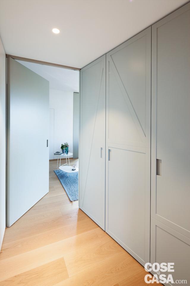 disimpegno, porta a bilico, controsoffitto, faretti, armadio, pavimento in parquet disimpegno, porta a bilico, controsoffitto, faretti, armadio, pavimento in parquet