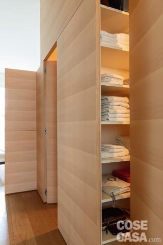 spazi irregolari, disimpegno, pareti in legno, cabine armadio gemelle con porte rasomuro, pavimento in parquet spazi irregolari, disimpegno, pareti in legno, cabine armadio gemelle con porte rasomuro, pavimento in parquet