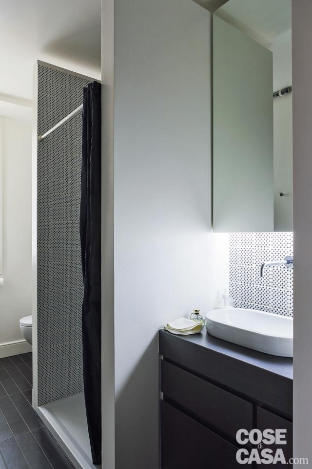 bagno, box doccia in muratura, mobile, lavabo d'appoggio, rubinetto a parete, pensile con anta specchiata, rivestimenti con decori in chiaroscuro bagno, box doccia in muratura, mobile, lavabo d'appoggio, rubinetto a parete, pensile con anta specchiata, rivestimenti con decori in chiaroscuro