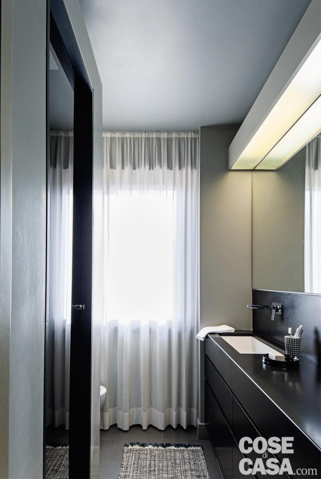bagno, finestra, tenda in tessuto bianco, piano sospeso, lavabo da incasso, specchio a tutta parete, veletta con illuminazione bagno, finestra, tenda in tessuto bianco, piano sospeso, lavabo da incasso, specchio a tutta parete, veletta con illuminazione