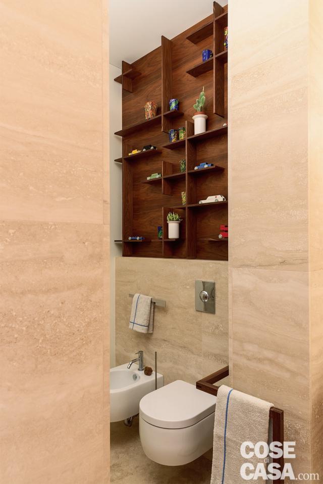 bagno, controparete, boiserie con mensole, rivestimenti in marmo, sanitari sospesi bagno, controparete, boiserie con mensole, rivestimenti in marmo, sanitari sospesi