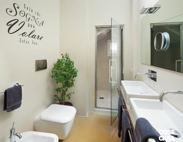 bagno, box doccia in muratura, lavabi rettangolari da appoggio, specchio, applique, sanitari sospesi, scritta a stencil sulla parete bagno, box doccia in muratura, lavabi rettangolari da appoggio, specchio, applique, sanitari sospesi, scritta a stencil sulla parete