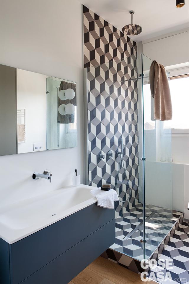 bagno, mobile sospeso con lavabo incassato, rubinetteria a parete, specchio, box doccia, rivestimento effetto 3D, soffione a soffitto, finestra bagno, mobile sospeso con lavabo incassato, rubinetteria a parete, specchio, box doccia, rivestimento effetto 3D, soffione a soffitto, finestra